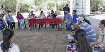 Martha Soneira y demás funcionarios provinciales reunidos con los habitantes del Impenetrable.