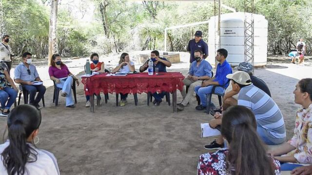 Martha Soneira y demás funcionarios provinciales reunidos con los habitantes del Impenetrable.