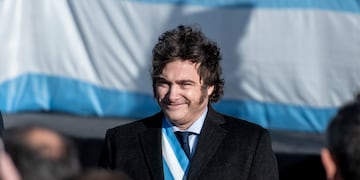El líder de La Libertad Avanza encabezó el acto oficial del Día de la Bandera en el Monumento.