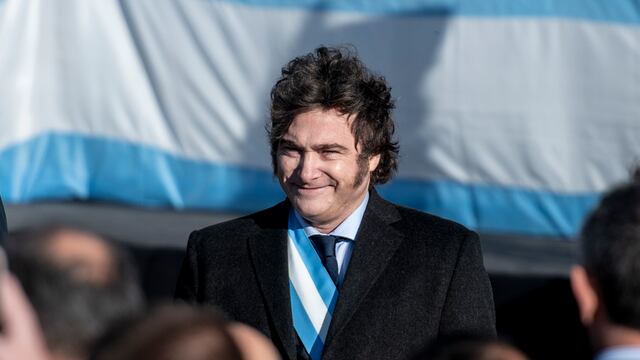 El líder de La Libertad Avanza encabezó el acto oficial del Día de la Bandera en el Monumento.