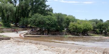 Crecida luego de la fuerte tormenta en el río San Antonio de Villa Carlos Paz, Córdoba. (La Voz)