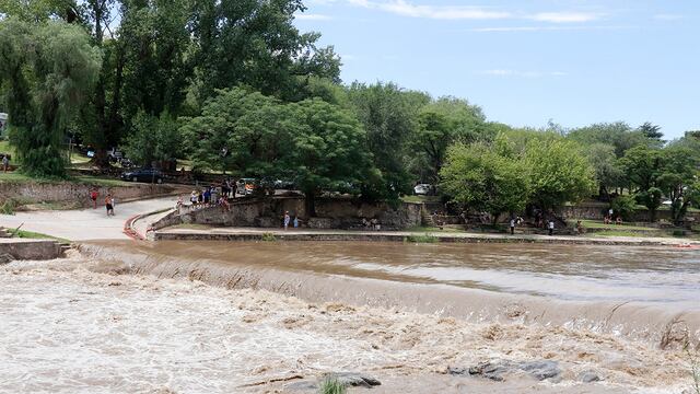 Crecida luego de la fuerte tormenta en el río San Antonio de Villa Carlos Paz, Córdoba. (La Voz)