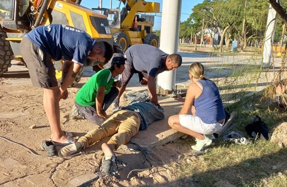 Arroyito: un hombre salvó su vida tras caer desde una estructura de 6 metros de altura