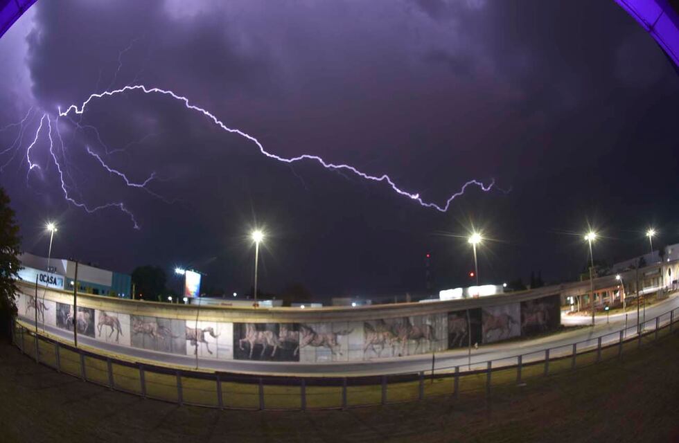 Una calle “se tragó” medio auto en Córdoba: “Consecuencias de la lluvia en la capital”