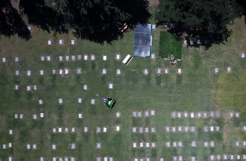 ¿Qué frase identifica la tumba de Diego Maradona en el cementerio de Bella Vista?