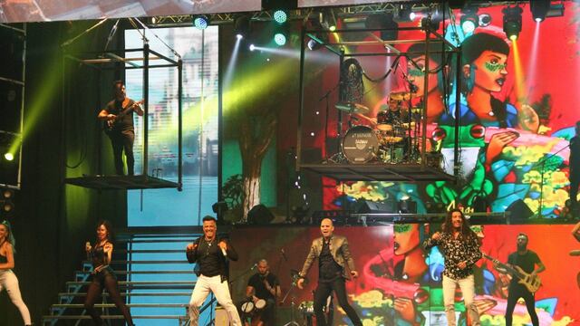 Ángel Carabajal en escena junto a Marcelo Iripino y Facundo Toro en América Show, el espectáculo más nominado de los Premios Carlos. (Foto: prensa).