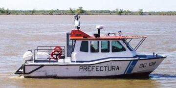Efectivos de la Prefectura Naval Argentina buscan a las dos personas desaparecidas en el río Luján, en la localidad de San Fernando.