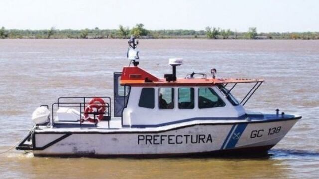 Prefectura debió asistir a tres individuos que cayeron con su bote al agua.