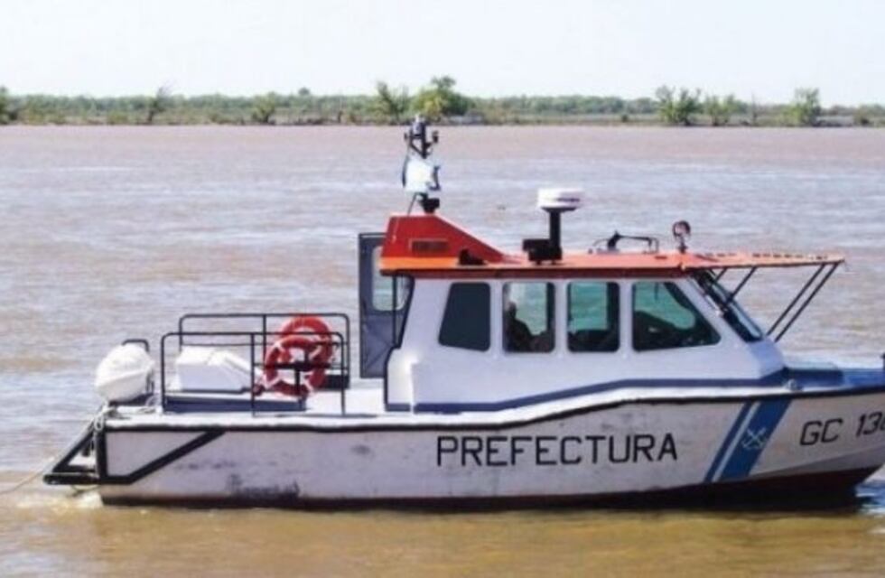 Prefectura debió asistir a tres individuos que cayeron con su bote al agua