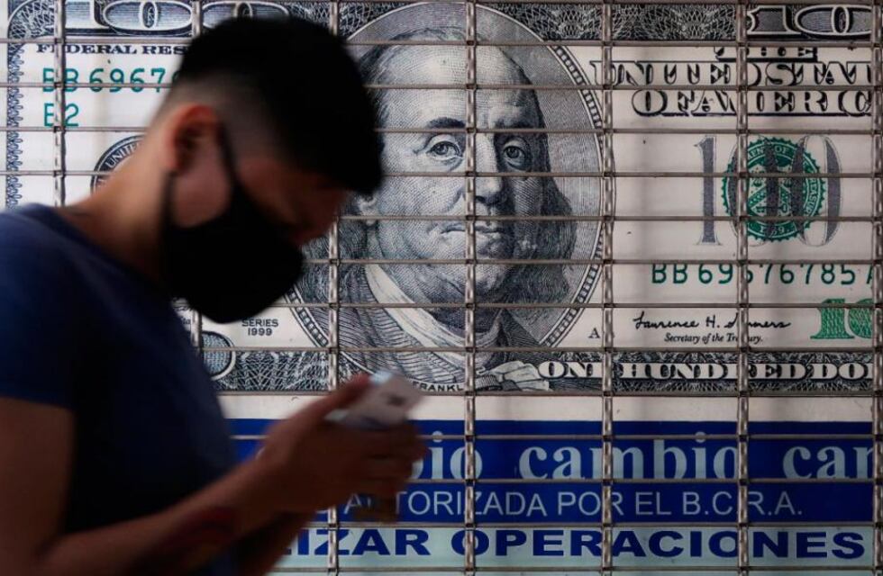 Dólar: el blue subió a $158 y se acercó un poco más al “solidario”