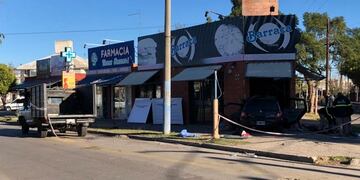 Un Renault Clío chocó contra una F-100, y el vehículo menor se incrustó en un local de comidas.