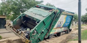 El camión recolector está hundido hace más de 24 horas.