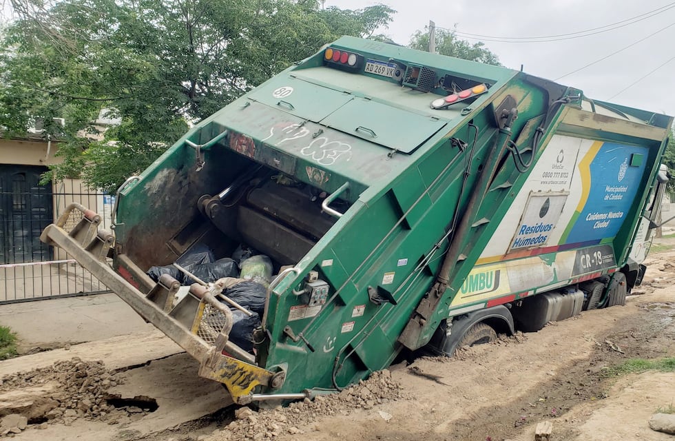Un camión recolector está enterrado en un pozo hace más de 24 horas en Córdoba