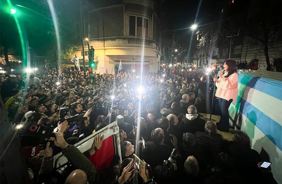 Mientras continúa la vigilia en Recoleta, Cristina Kirchner volverá a hablar el sábado en Merlo