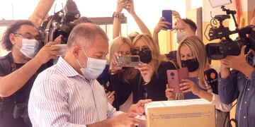 Luis Juez, al emitir su voto en Córdoba (Gentileza @leoguevara80).