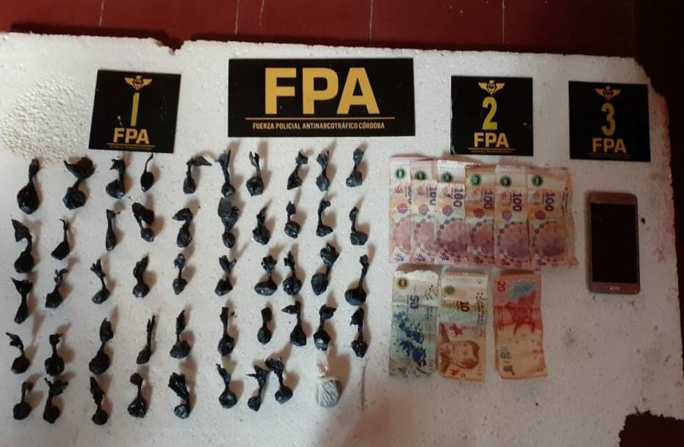 Vendía drogas en una cancha barrial, intentó escapar y quedó detenido