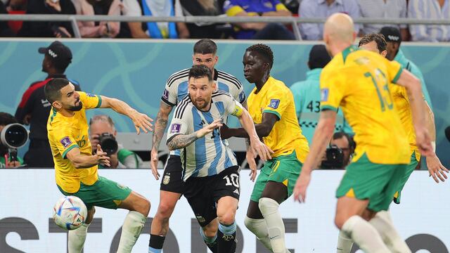 Argentina le ganó a Australia 2 a 1 y pasó a cuartos de final del Mundial Qatar 2022.
Foto: EFE