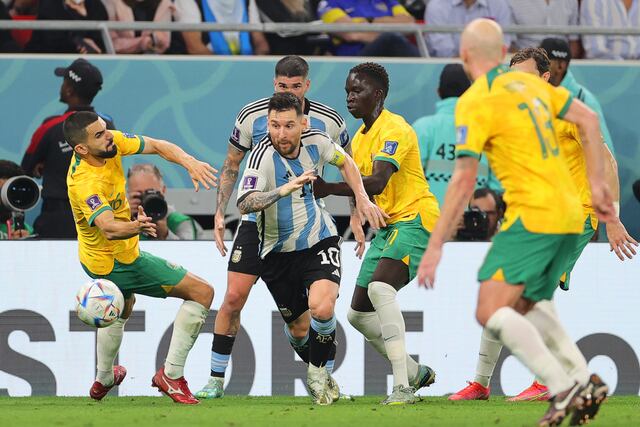 Argentina le ganó a Australia 2 a 1 y pasó a cuartos de final del Mundial Qatar 2022.
Foto: EFE
