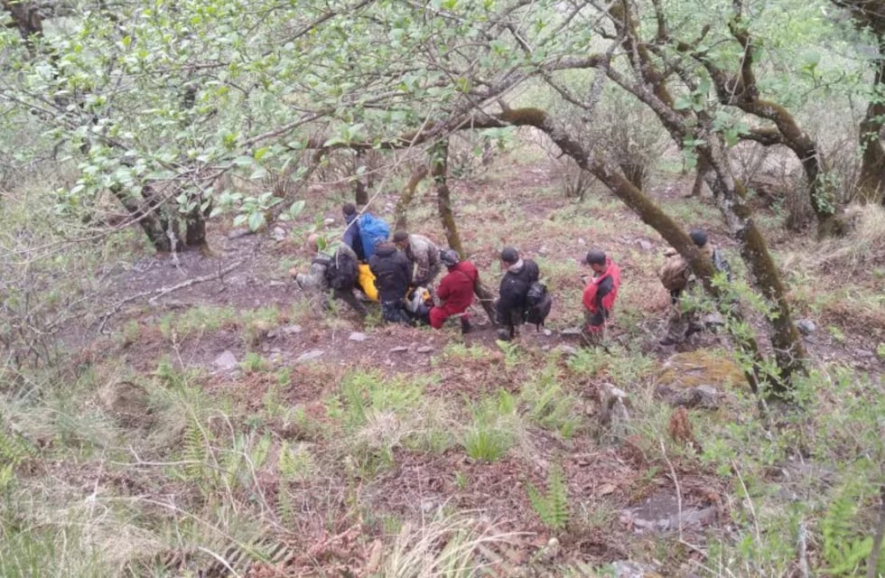 Tremendo drama en la montaña: herido, solo y deshidratado