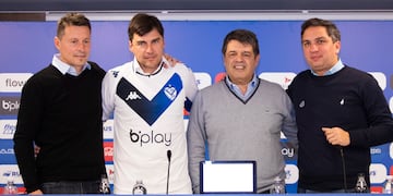 El Cacique Medina ya se puso la camiseta de Vélez. Y puede ser rival de Talleres (Foto: Prensa Vélez).