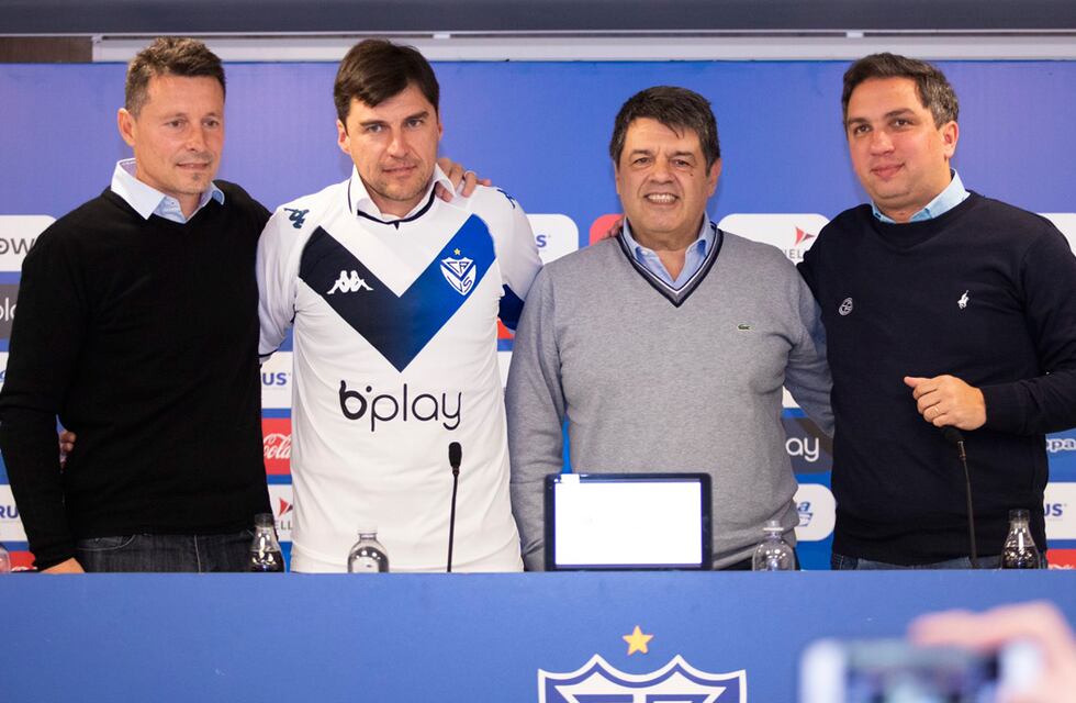 El Cacique Medina ya asumió en Vélez: cuándo se puede cruzar con Talleres