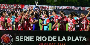 El capitán Jorge Carranza levanta la copa de la "Serie Río de La Plata", del Torneo de Verano en Uruguay. (Gentileza Tenfield).
