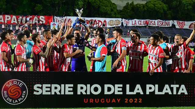 El capitán Jorge Carranza levanta la copa de la "Serie Río de La Plata", del Torneo de Verano en Uruguay. (Gentileza Tenfield).