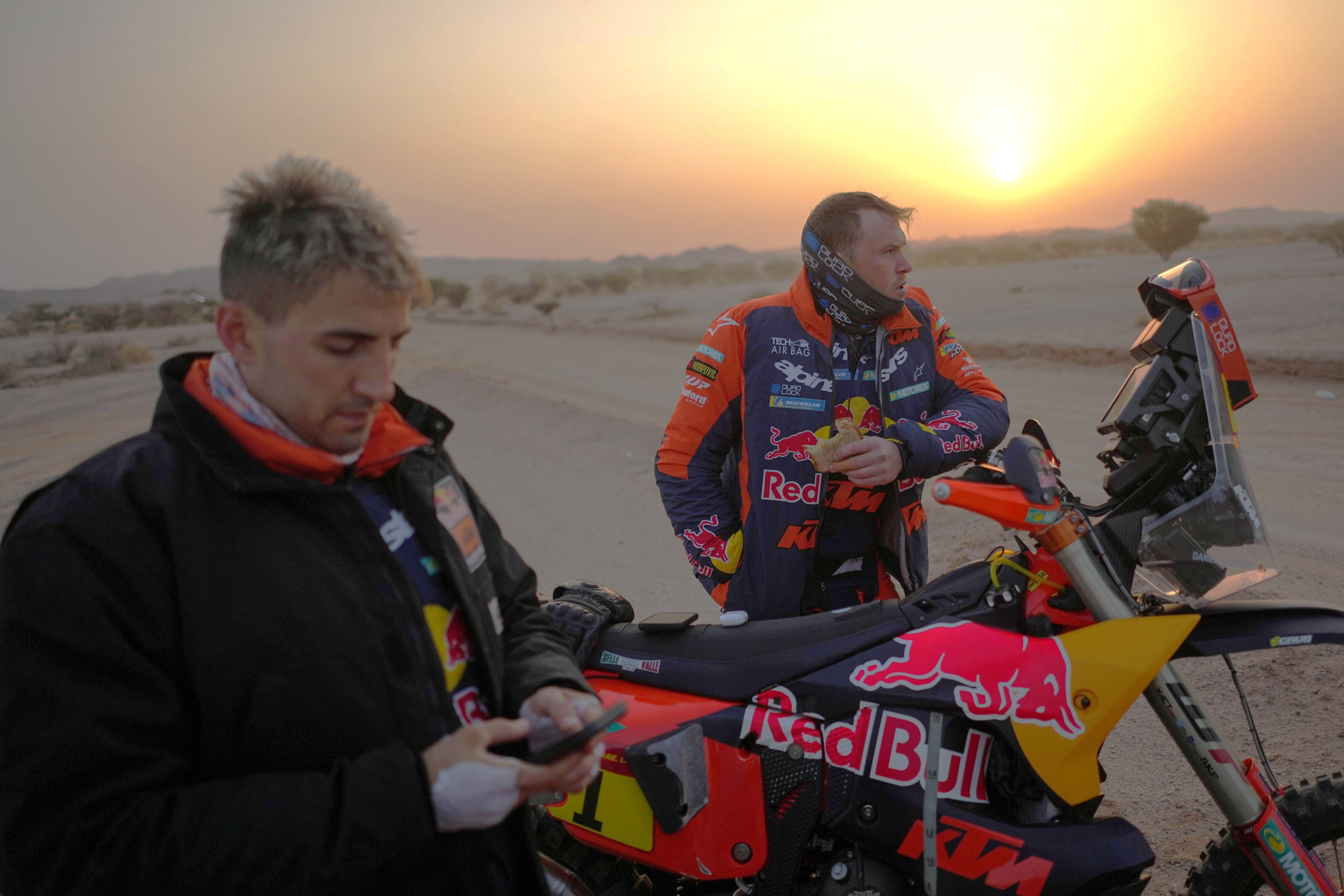 Los pilotos Luciano Benavides, a la izquierda, y Daniel Sanders, esperan este domingo a largada de la séptima etapa del siempre desafiante Rally Dakar que se corre en Arabia Saudita. (AP Photo/Thibault Camus)