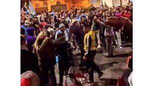 El hombre de campera amarilla, efectuando disparos al aire en los festejos por el Bicampeonato de la Copa América en Rafaela