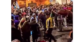 El hombre de campera amarilla, efectuando disparos al aire en los festejos por el Bicampeonato de la Copa América en Rafaela