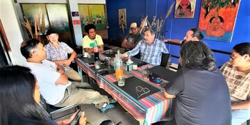 El candidato a gobernador por el frente "Jujuy tiene futuro" Rodolfo Tecchi, reunido con dirigentes del espacio político en la Quebrada de Humahuaca.