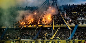 El trapo fue exhibido en la popular vecina al Club Regatas.