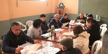 Funcionarios municipales y policiales, referentes de la parroquia San Cayetano y dirigentes vecinales se reunieron para definir detalles de las fiestas patronales de la ciudad.