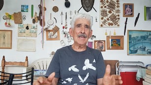 En Almafuerte, Luis Laurino recupera libros, los arregla y luego los dona a colegios y bibliotecas de la ciudad y región.