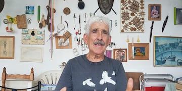 En Almafuerte, Luis Laurino recupera libros, los arregla y luego los dona a colegios y bibliotecas de la ciudad y región.