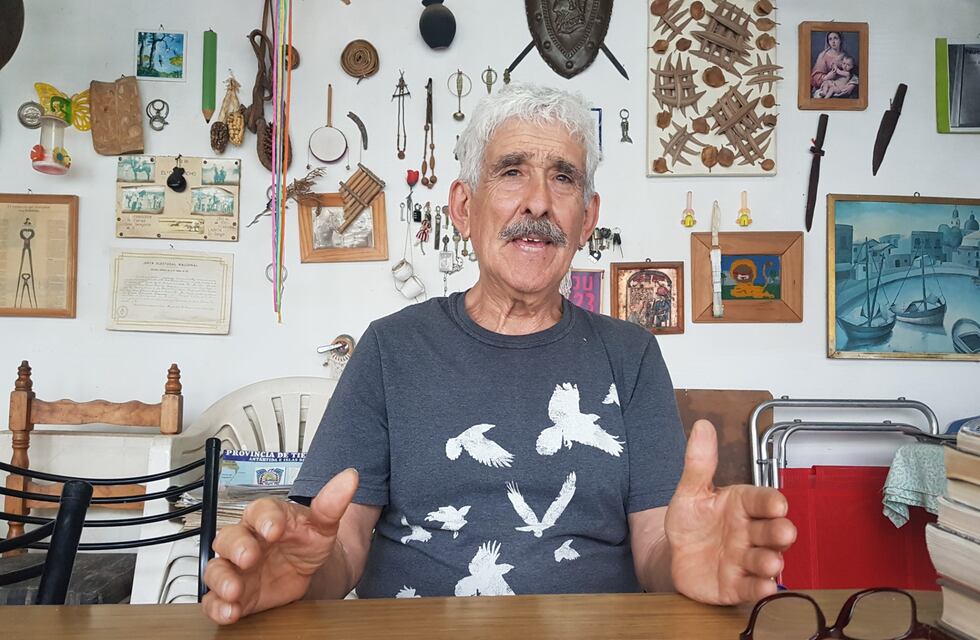 La acción solidaria de un jubilado apasionado por los libros: los restaura y los dona en Córdoba