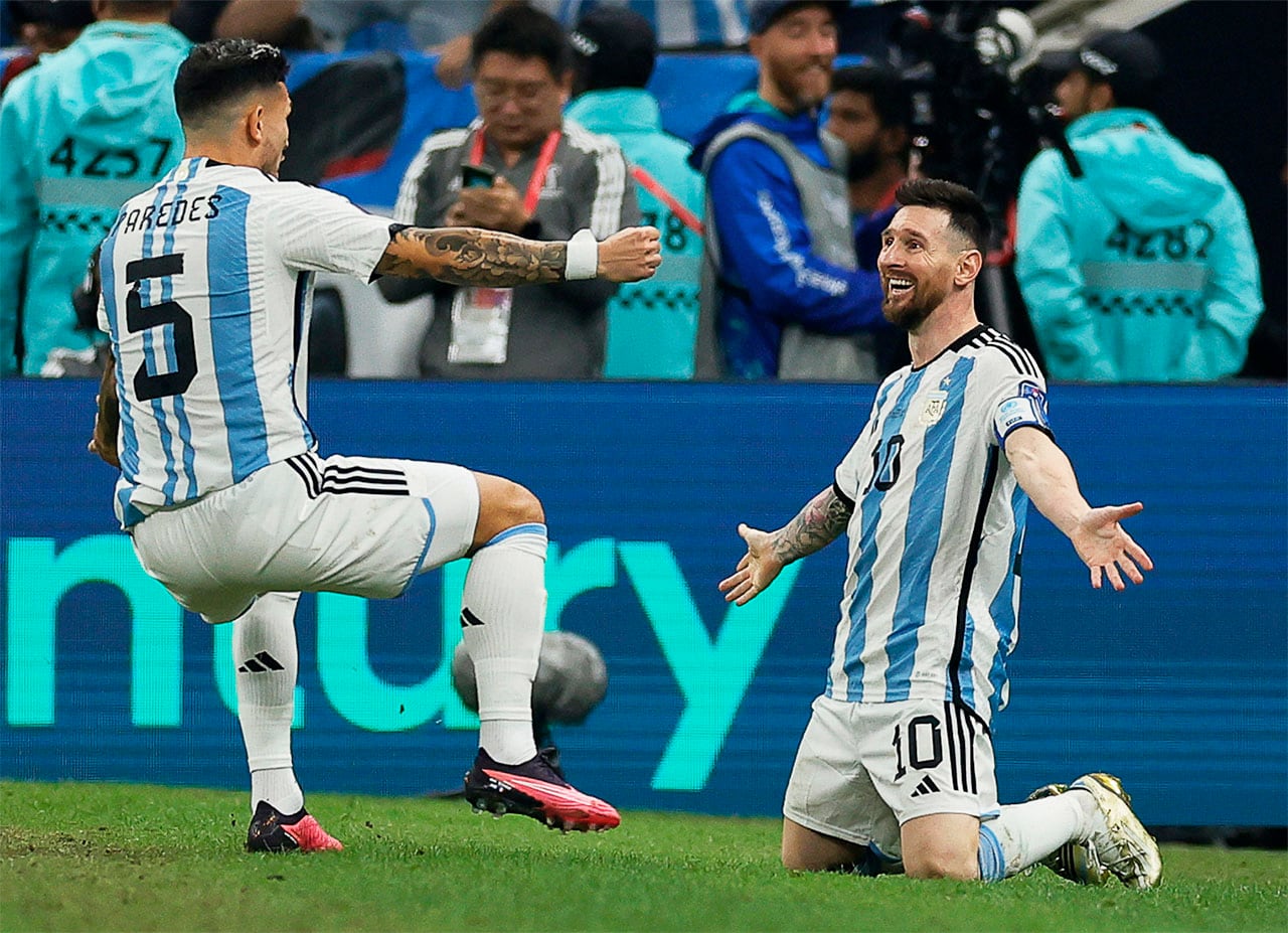Lusail (Qatar), 18/12/2022.- Lionel Messi (R) of Argentina celebrates with teammate Leandro Paredes (L) after scoring the 3-2 lead during the FIFA World Cup 2022 Final between Argentina and France at Lusail stadium in Lusail, Qatar, 18 December 2022. (Mundial de Fútbol, Francia, Estados Unidos, Catar) EFE/EPA/Ronald Wittek
