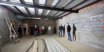 El intendente de Las Heras, Daniel Orozco, legisladores y familiares de Justina Lo Cane recorren las obras de la "Casa Justina" en El Borbollón. Gentileza MLH