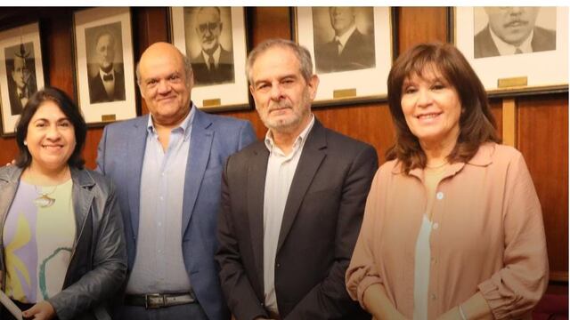 Ing. Sergio Pagani; la vicerrectora, Dra. Mercedes Leal; el secretario de Gobierno de la Municipalidad de San Miguel de Tucumán, el secretario general de la UNT, Lic. José Hugo Saab; y la Lic. Marisa Juárez, del Servicio de Higiene y Seguridad en el Trabajo, de la UNT