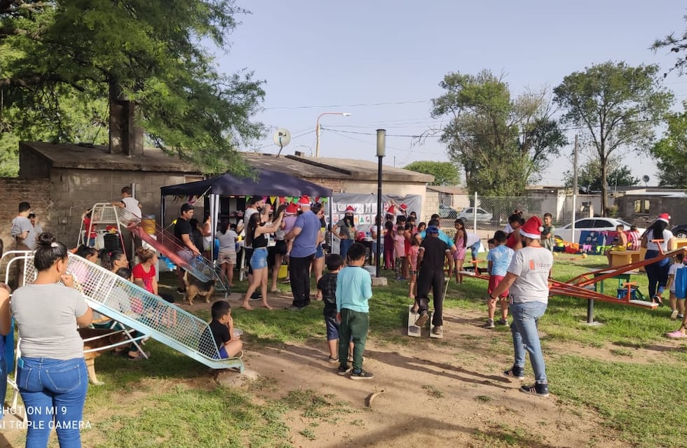 Solidaridad cordobesa: una empresa de Matorrales entregó casi 600 prendas a niños de la zona