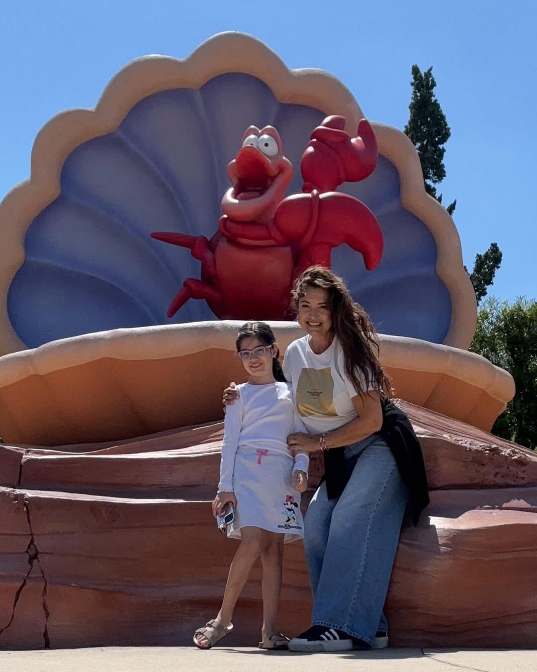 La famosa se mostró con su hija en los parques de Disney.