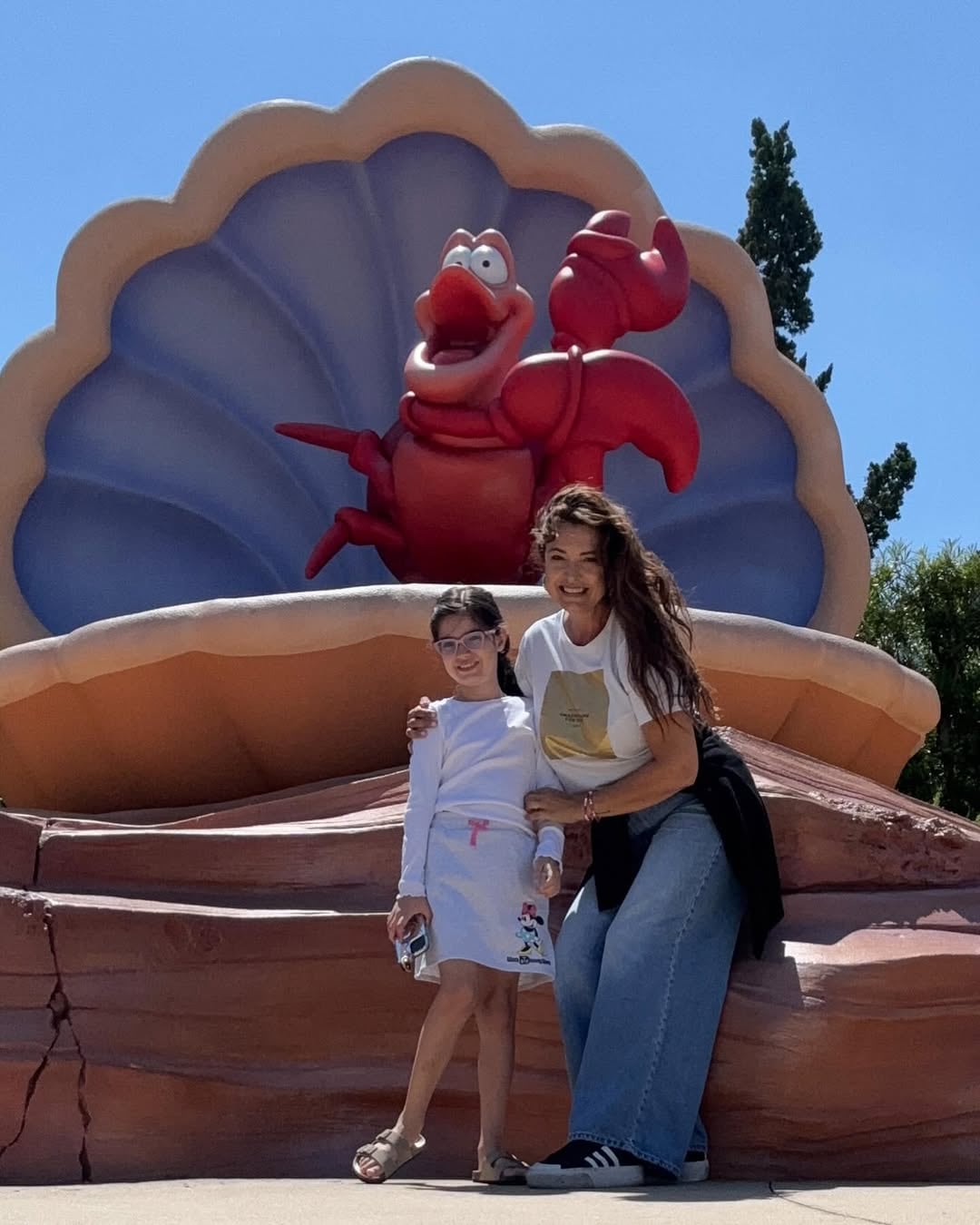 La famosa se mostró con su hija en los parques de Disney.