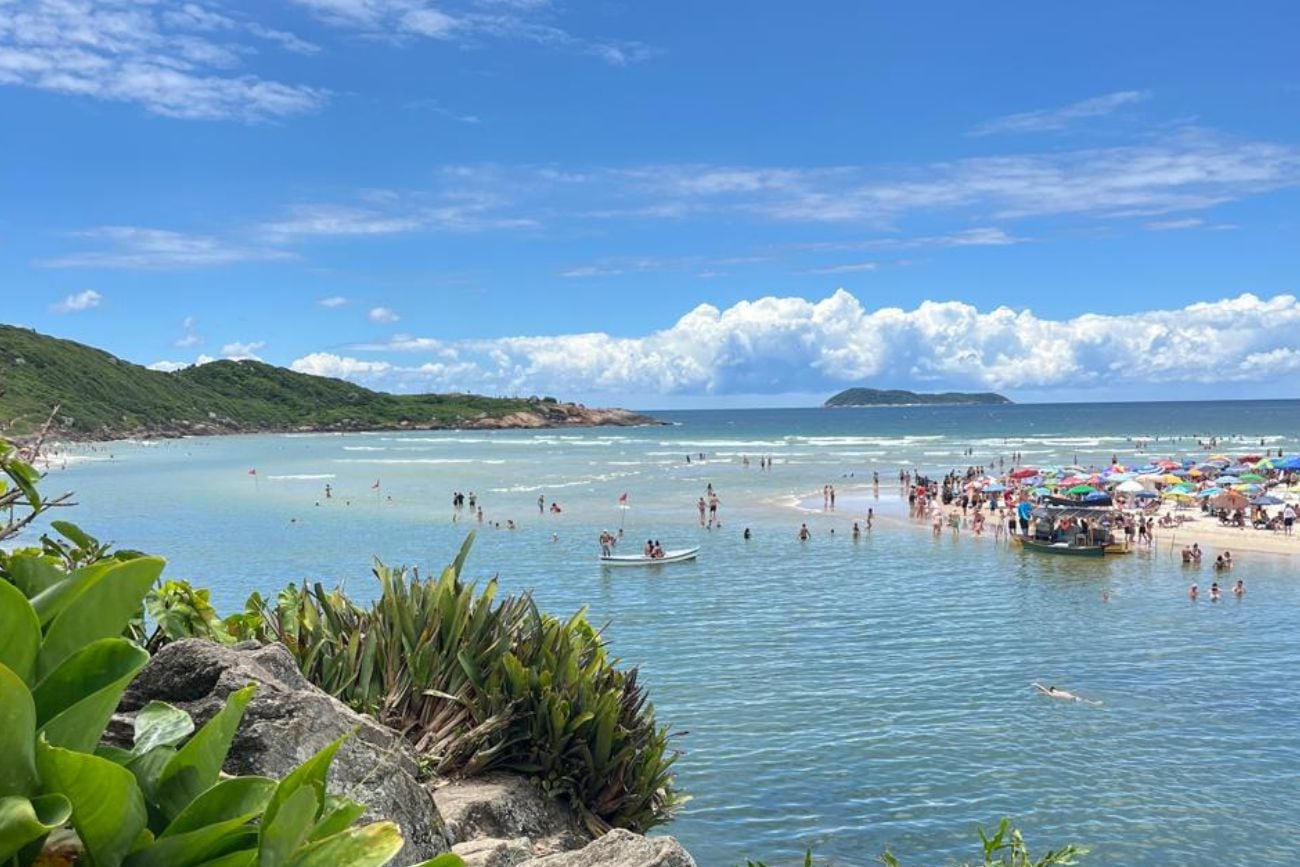 Canasvieiras y Bombinhas son los favoritos por su combinación de playas tranquilas, servicios completos y alojamientos con buena relación precio–calidad.