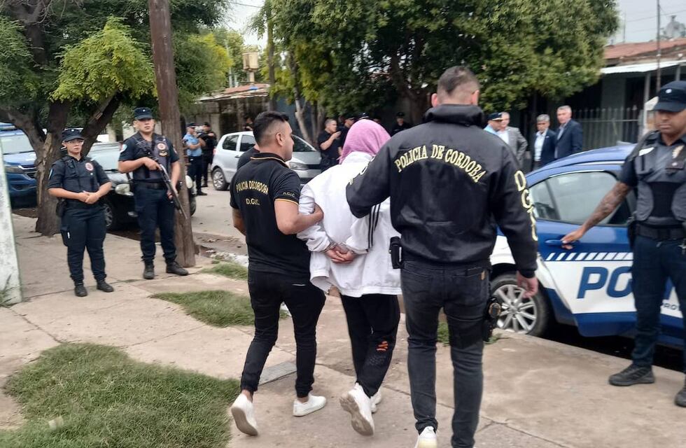 Agresiones a Policías de Córdoba: 60 personas arrojaron piedras contra efectivos y atacaron una comisaría