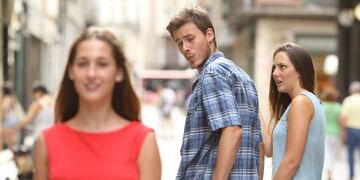 El meme del novio distraído.