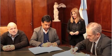 Para cooperación institucional entre la universidad y la federación de profesionales