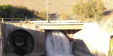 La Dirección de Hidráulica procedió a abrir las compuertas del Dique El Carrizal ante la inminente inicio de la temporada de riego. Gentileza
