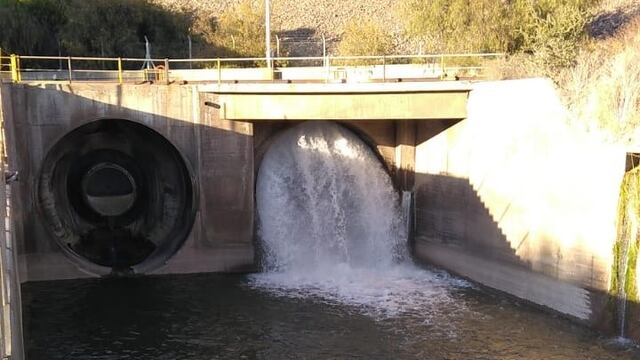 La Dirección de Hidráulica procedió a abrir las compuertas del Dique El Carrizal ante la inminente inicio de la temporada de riego. Gentileza