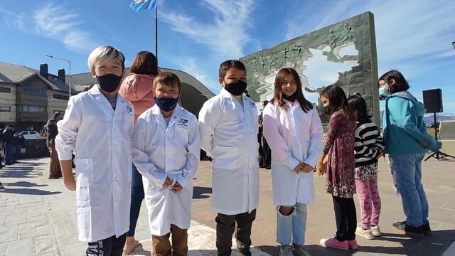 Alumnos de Ushuaia recibieron guardapolvos con las Islas Malvinas bordadas, según Ley Thiago