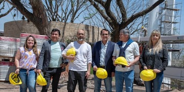 Melisa Silva, Néstor Barrios, Lisandro Aguiar, Ramiro Tejeda, Mario Lobo y Blanca Ontiveros, previo a iniciar el recorrido por las obras que se lleva adelante en Alto La Viña.